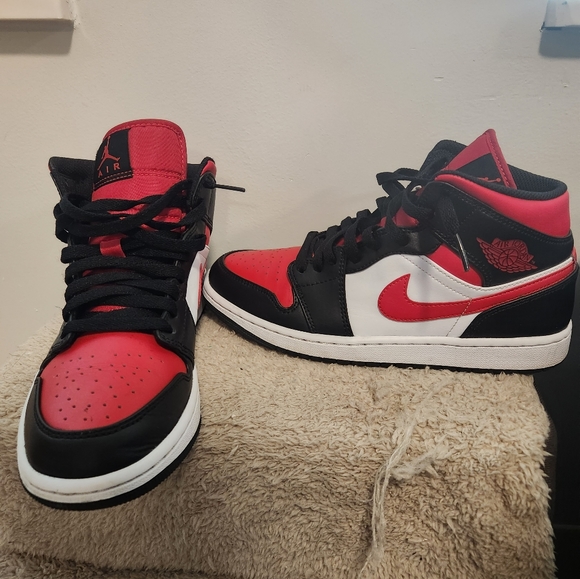 Jordan 1 Mid White Black Red Size 8 - Picture 4 of 5